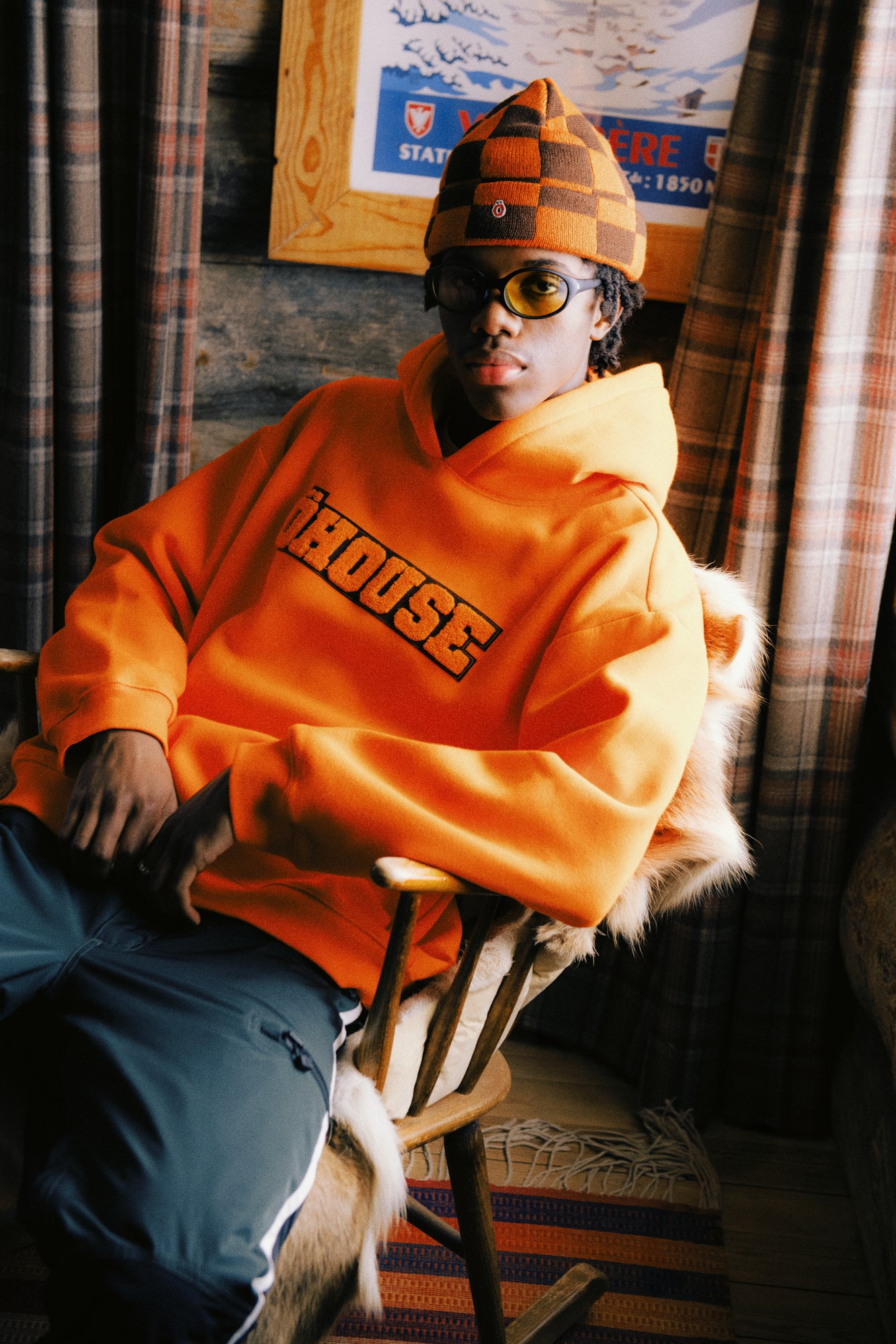 Orange öhouse hoodie på herremodel