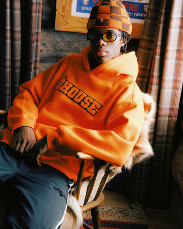Orange öhouse hoodie på herremodel